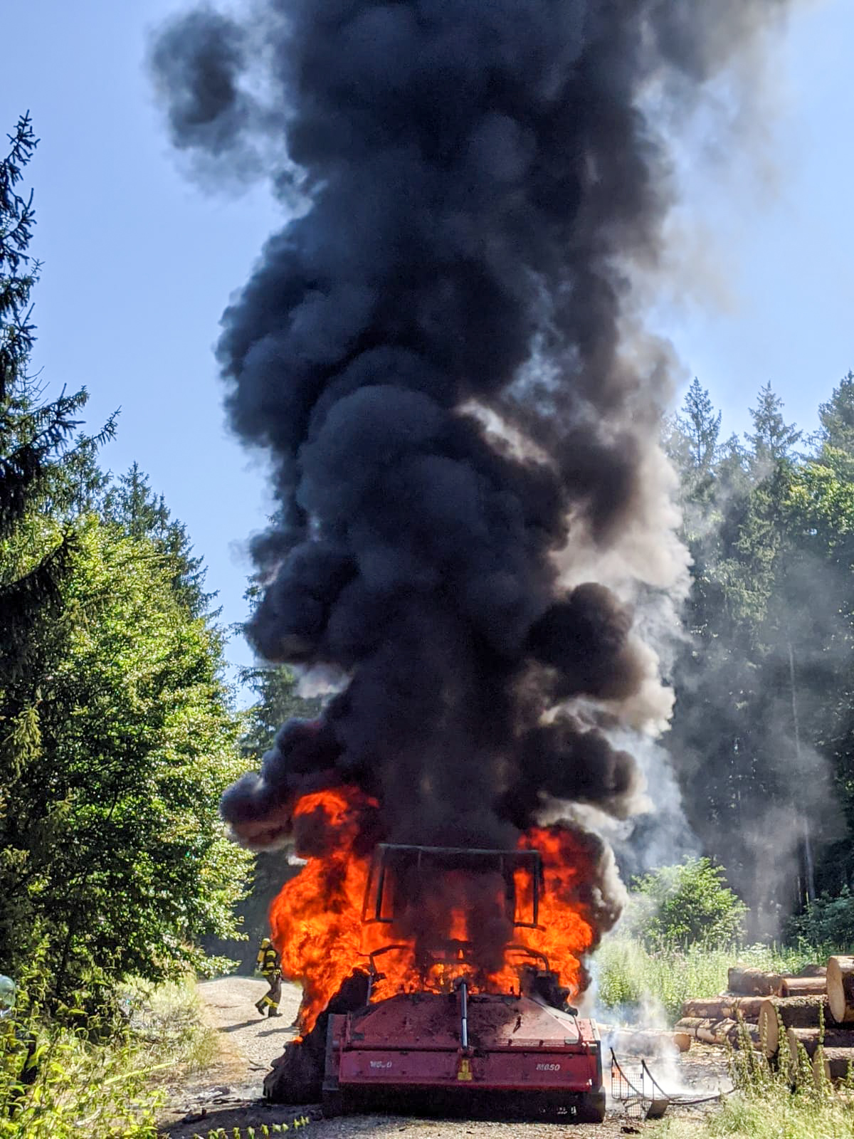 In Hochburg-Ach (Bez. Braunau) stand ein Traktor in Vollbrand.