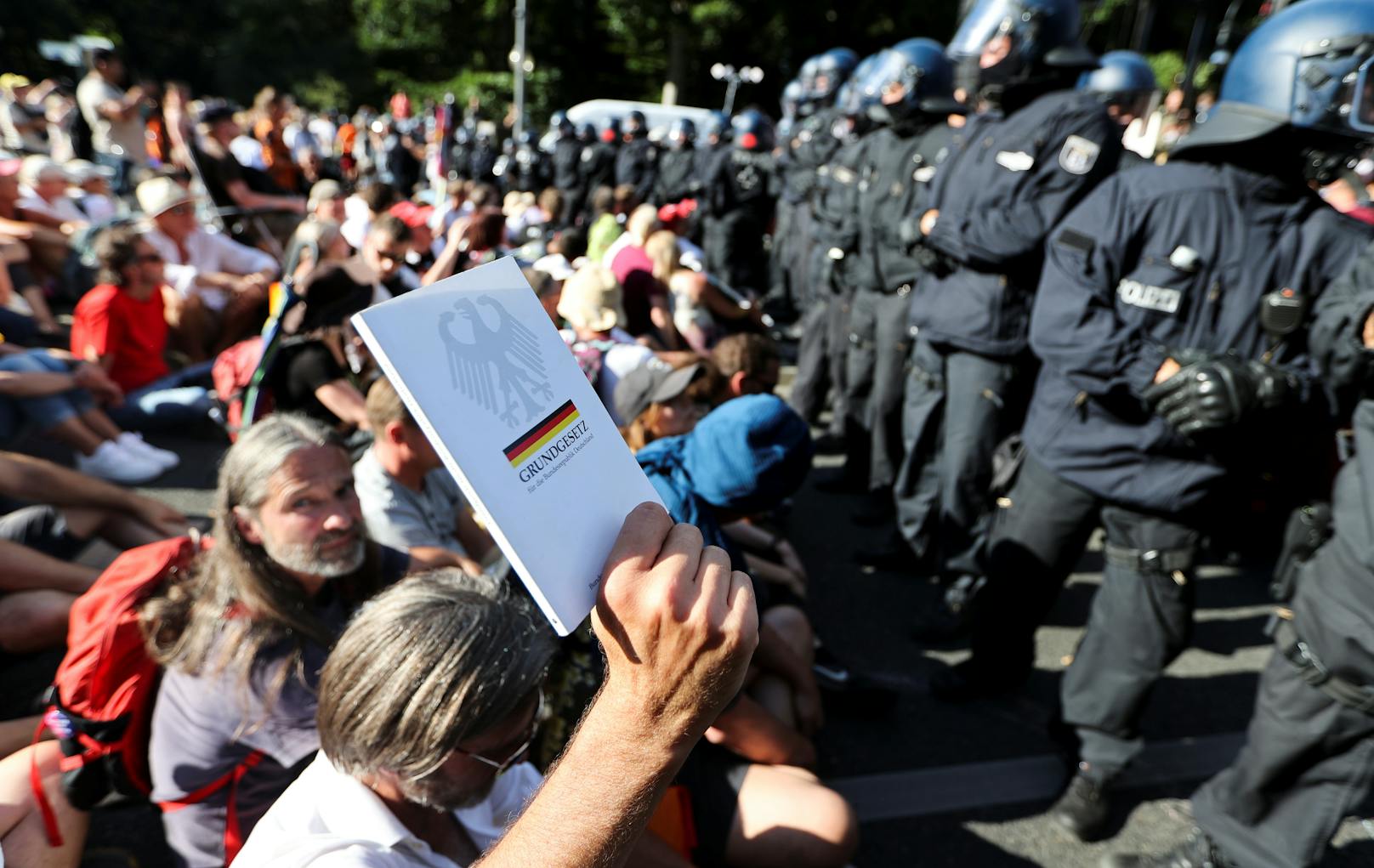 Tausende demonstrierten in Berlin gegen Corona-Maßnahmen. Nun tauchen Fake-News in sozialen Netzwerken auf.