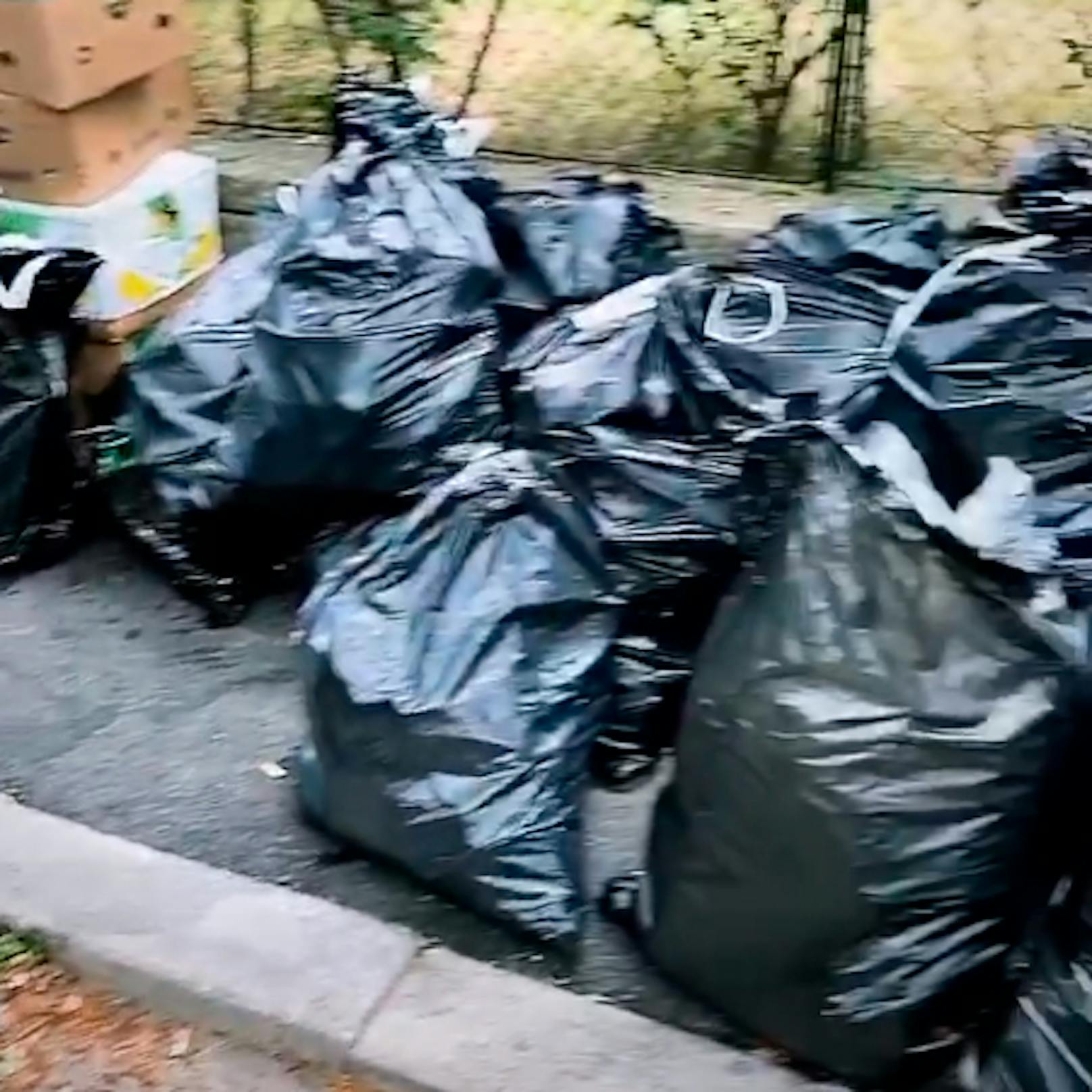 Müllberge auf der Straße am Tag danach (2. August 2020)
