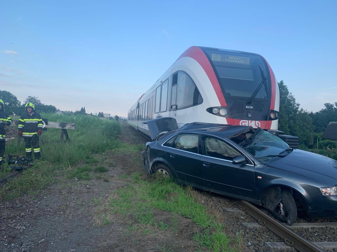 Heute.at - Zug schleifte Pkw 200 Meter mit