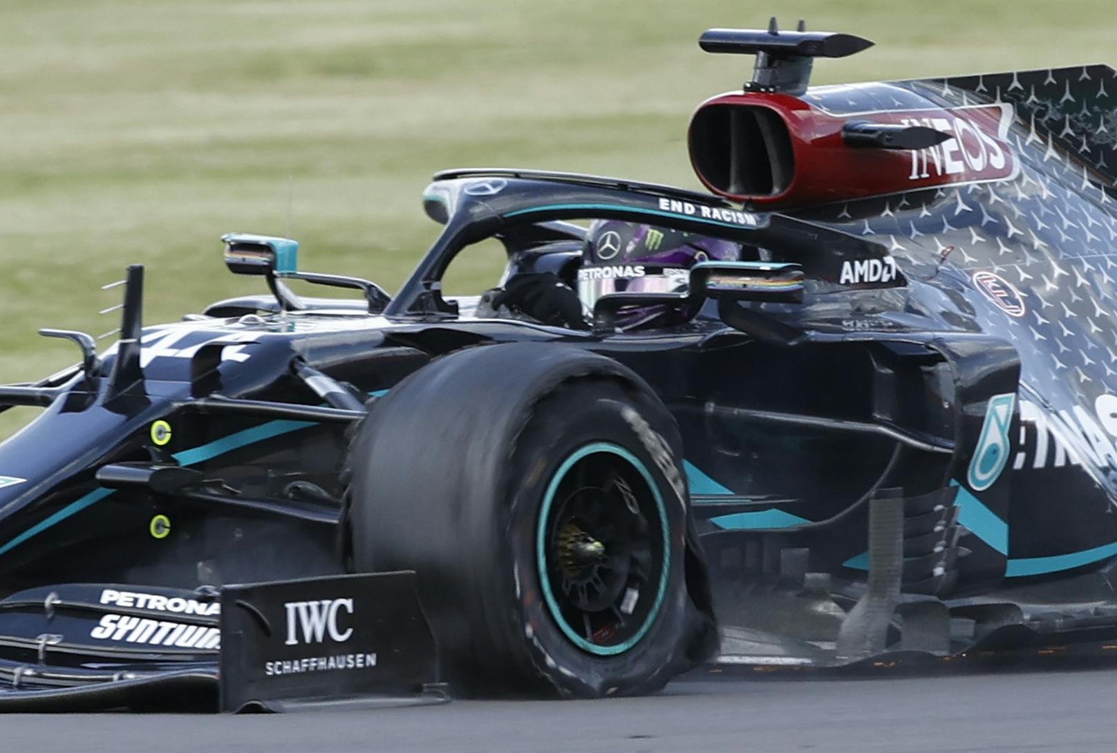 Lewis Hamilton fährt mit zerstörtem Reifen zum Sieg.