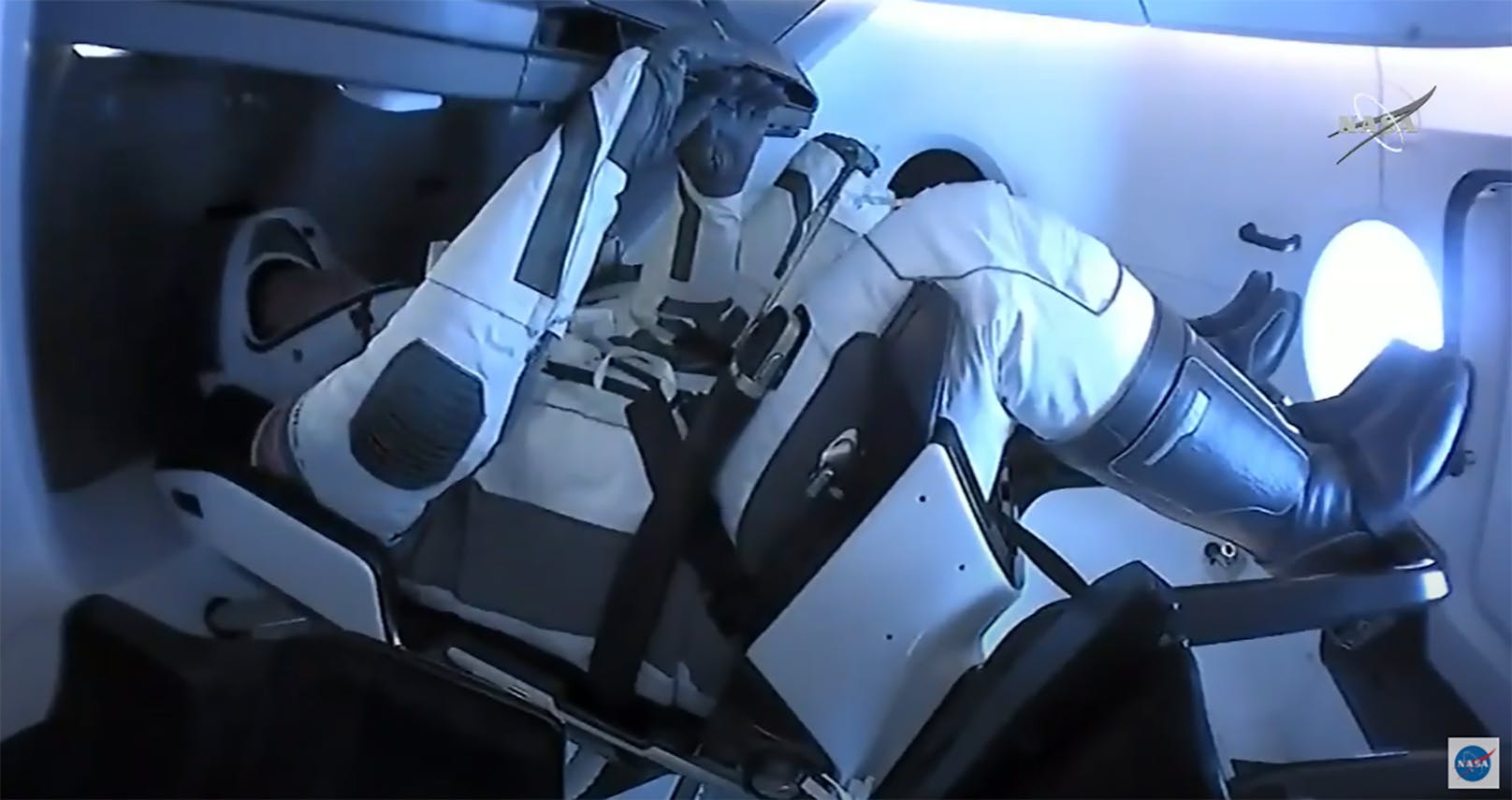 Astronauten Robert Behnken und Douglas Hurley im Inneren der Kapsel