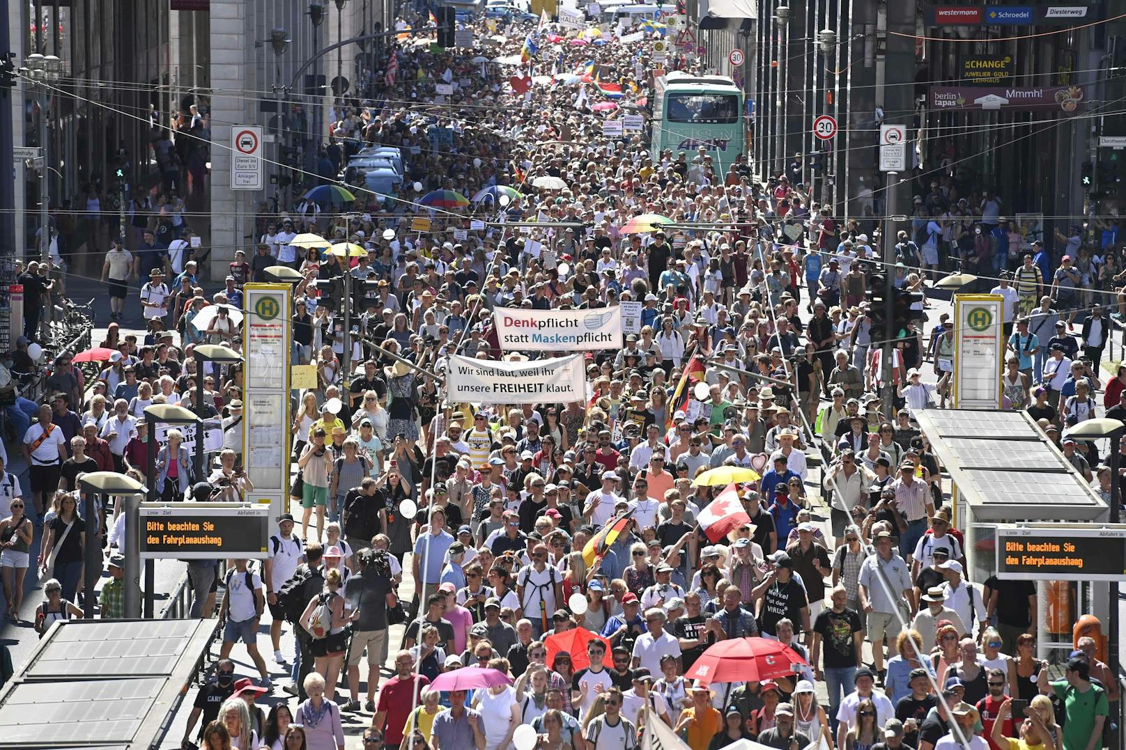 Zehtnausende Menschen gehen (hier: Berlin) auf die Straßen, um gegen die Corona-Maßnahmen zu demonstrieren. 