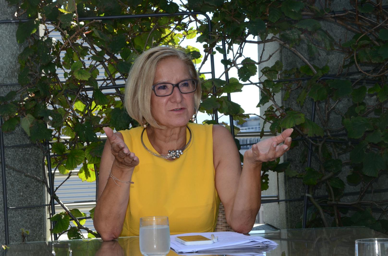 Mikl-Leitner beim Interview auf der Terrasse ihres Büros in St. Pölten