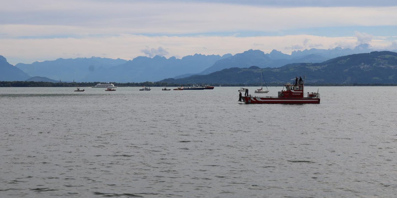 Bei einem Bootsausflug am Bodensee kam ein Mann ums Leben, ein weiterer wird vermisst.