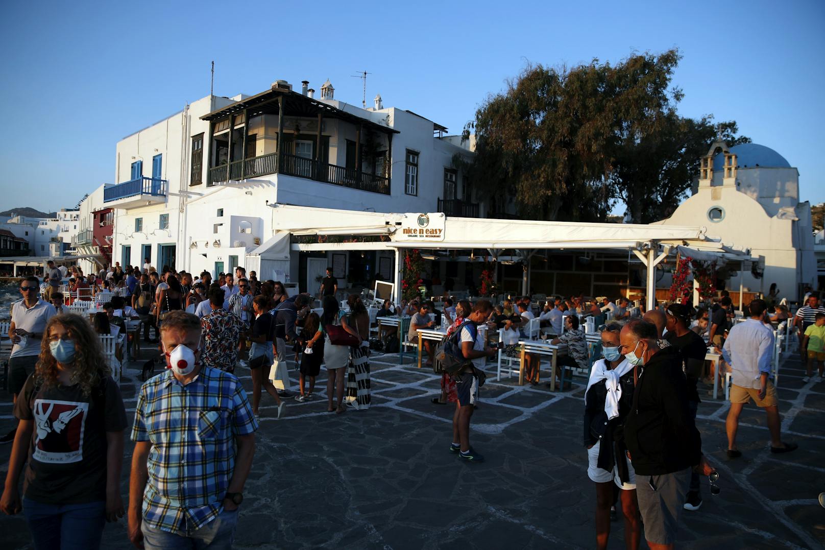 Feiern, Partys, religiöse Feierlichkeiten und Wochenmärkte werden auf Mykonos verboten.