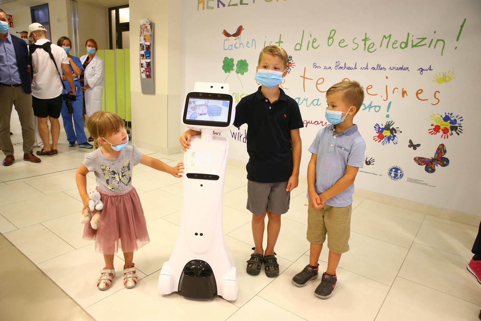 In der Kinderambulanz der Klinik Floridsdorf werden drei 5G-Roboter getestet.