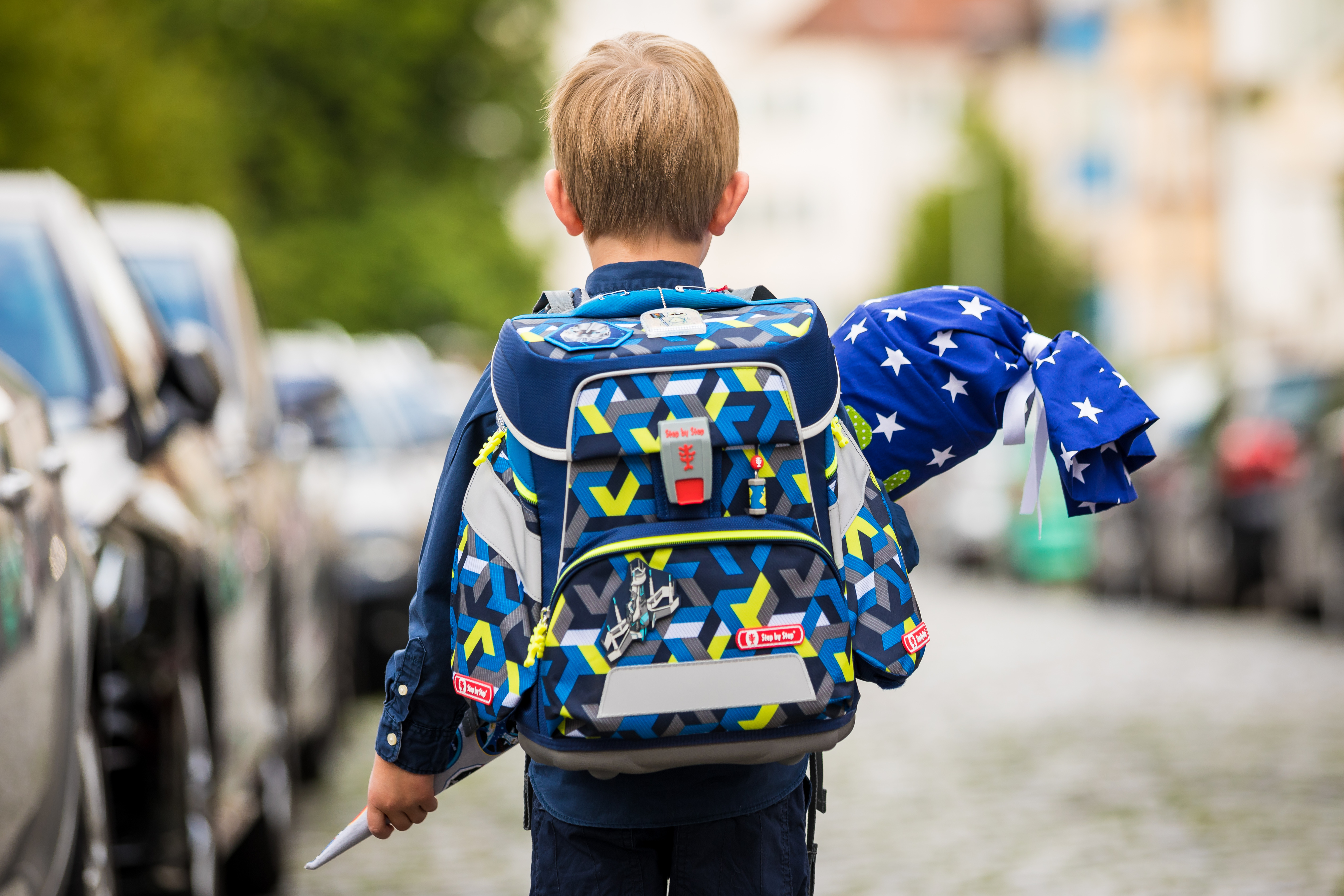 Das Geld soll im September ausbezahlt werden, damit die Kosten für den Schulstart bewältigt werden können.