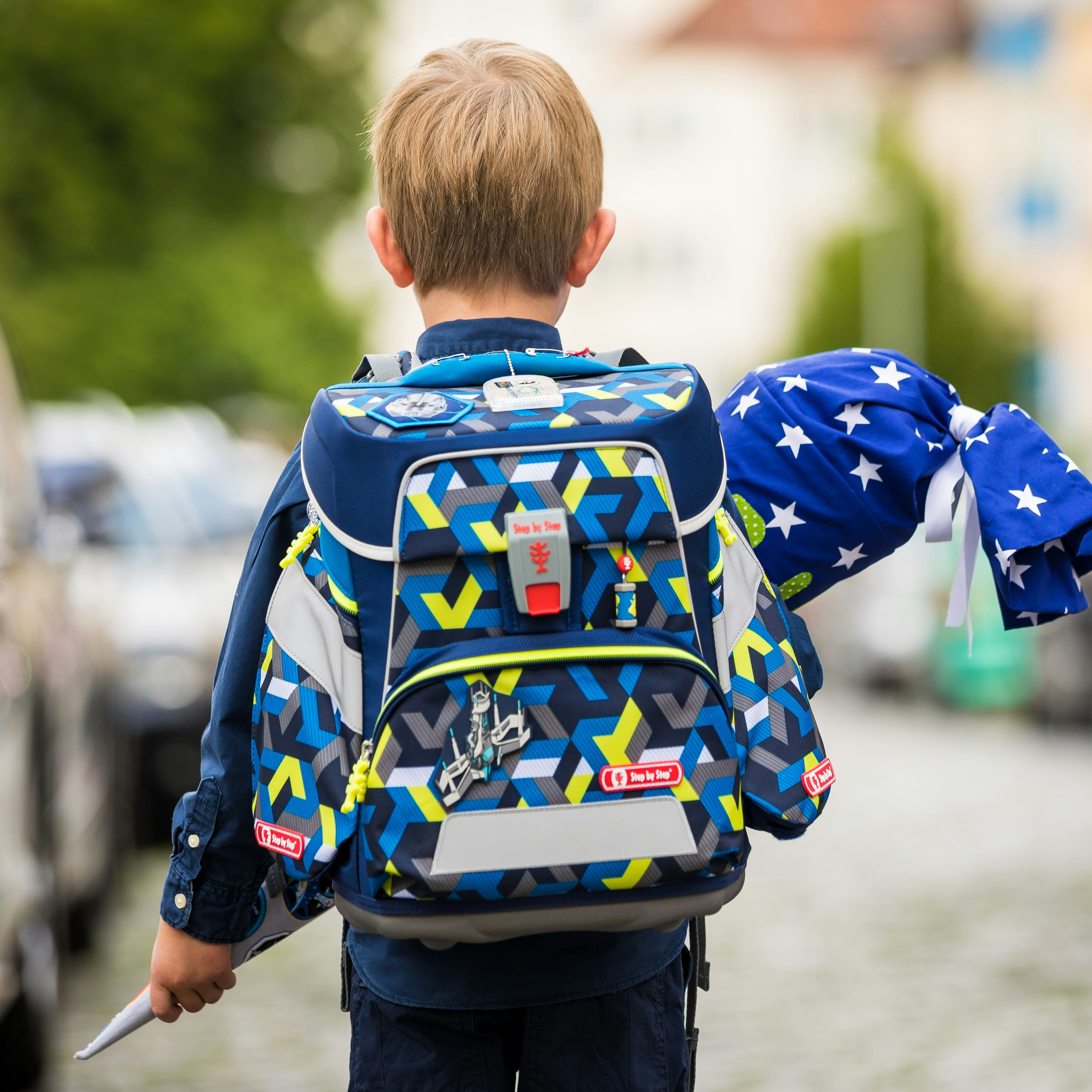 Das Geld soll im September ausbezahlt werden, damit die Kosten für den Schulstart bewältigt werden können.