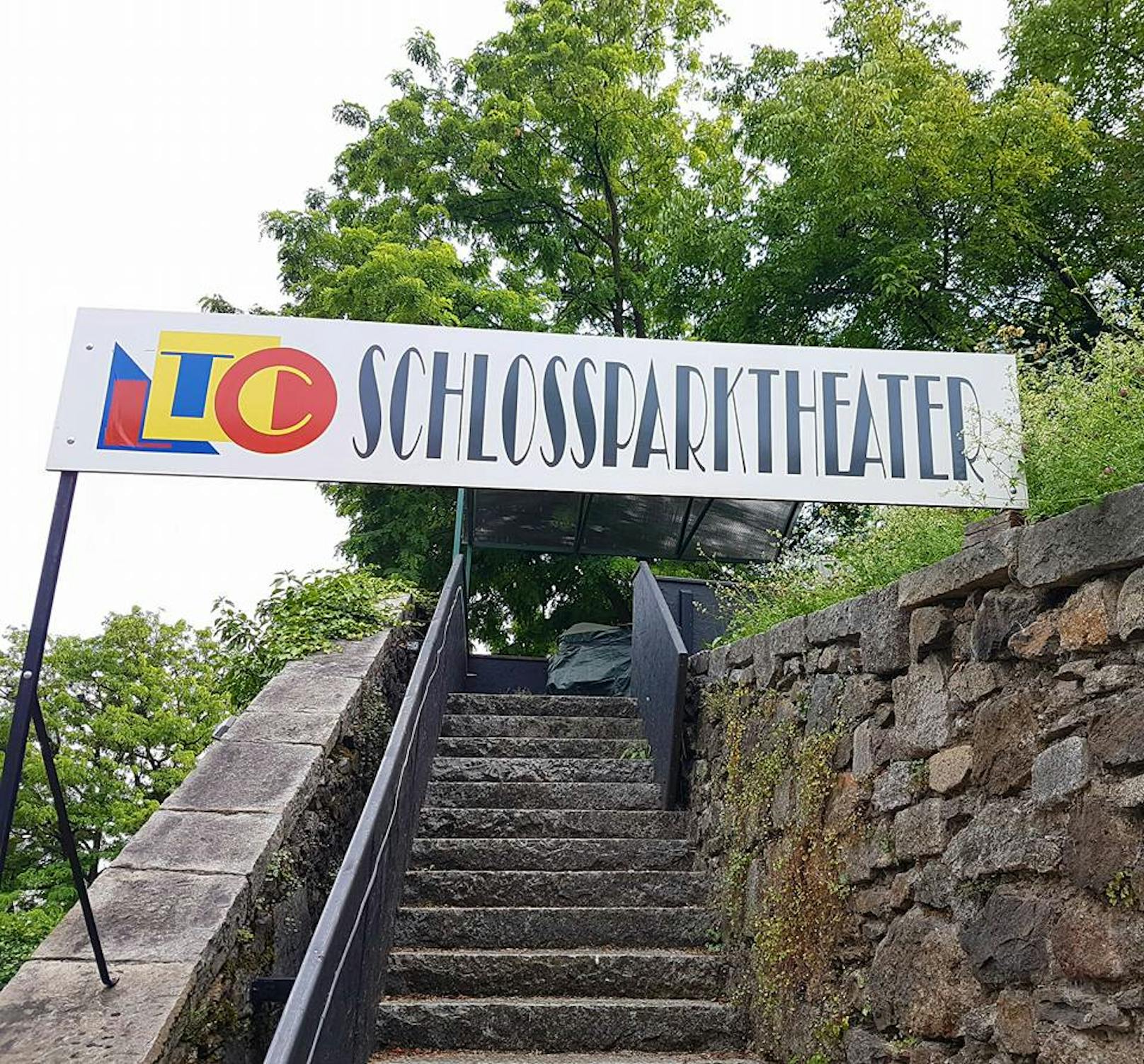 Der Aufgang zum Rondell des Schlossparktheaters in Linz