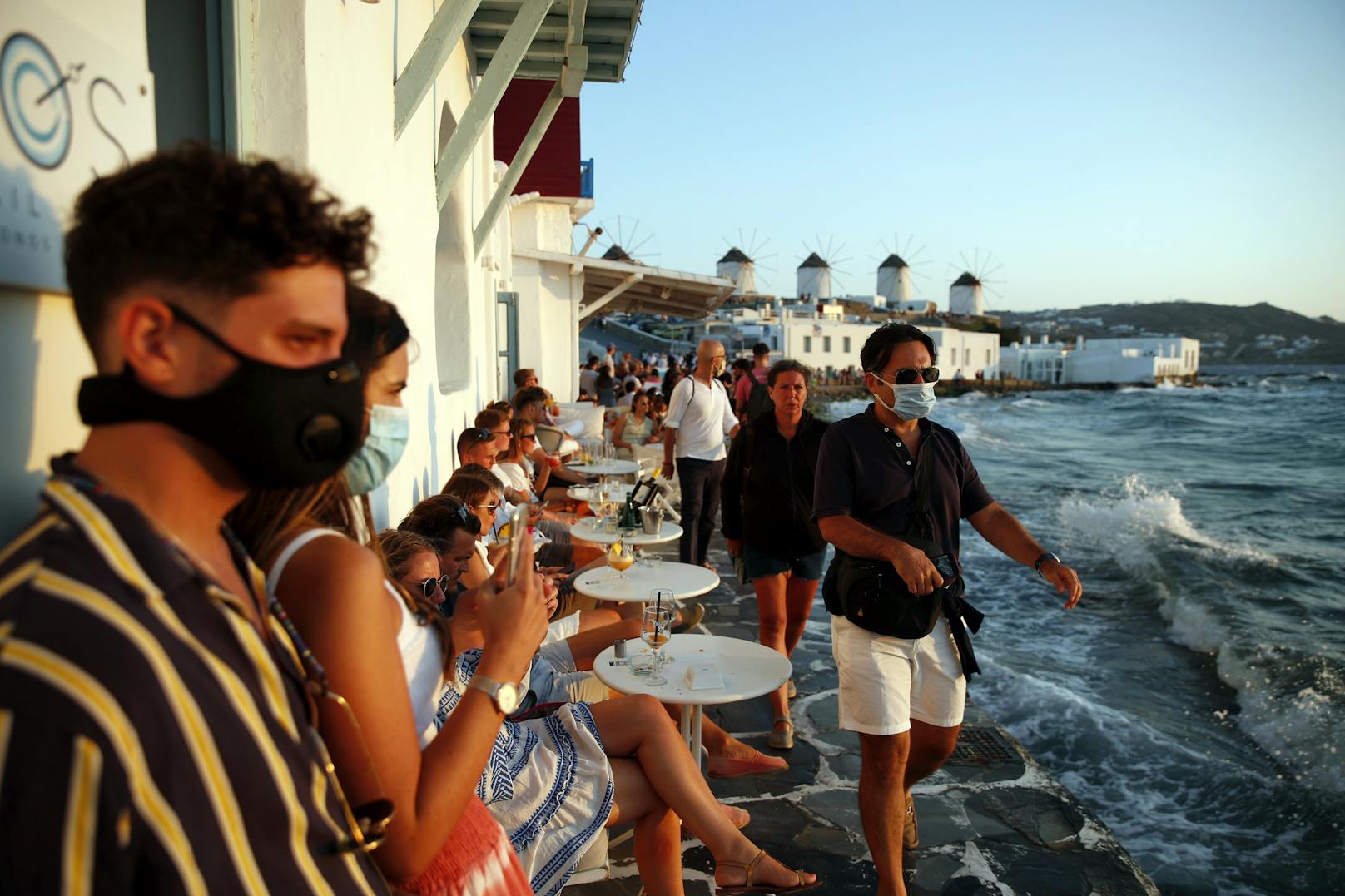 Feiern, Partys, religiöse Feierlichkeiten und Wochenmärkte werden auf Mykonos verboten.