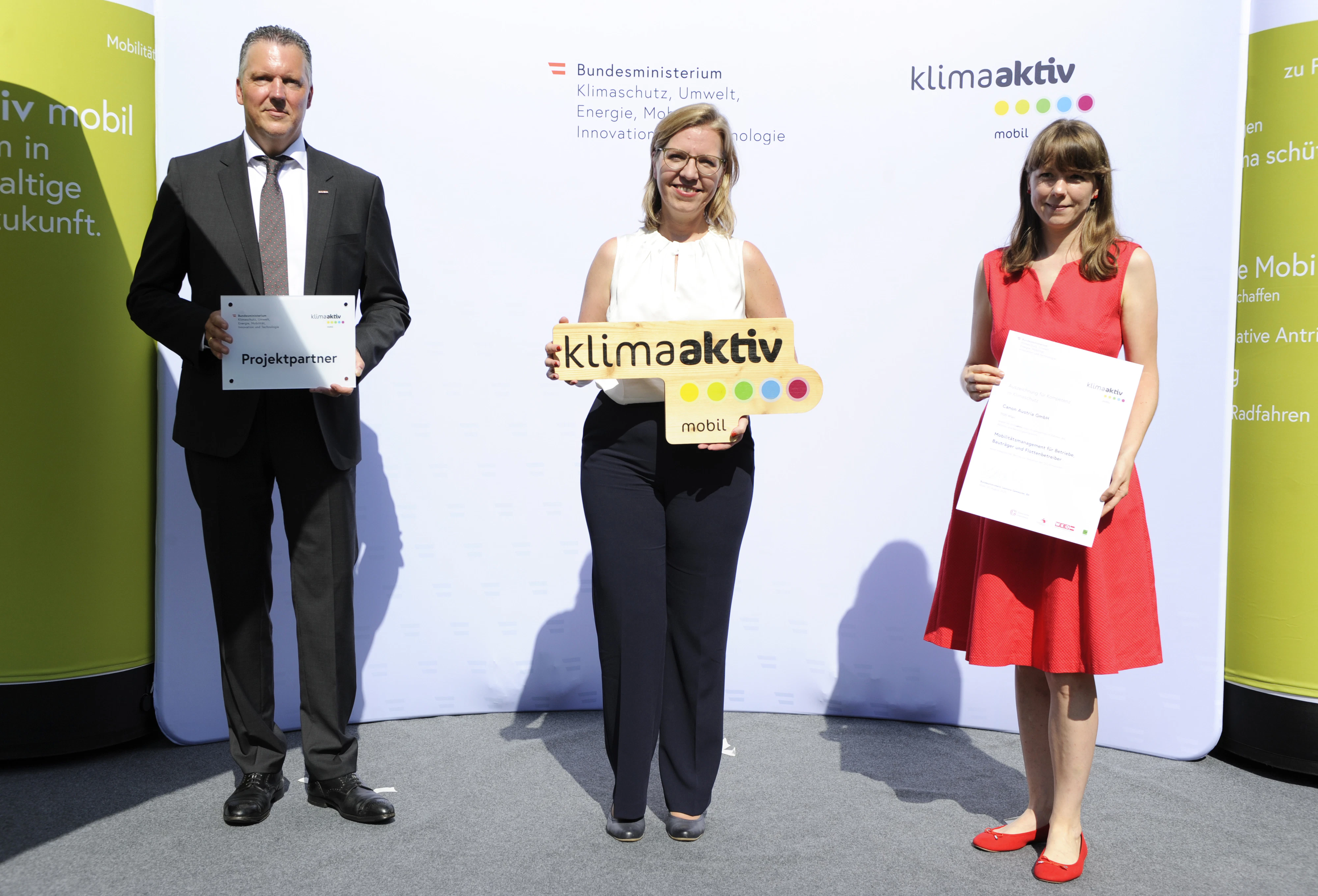 Klimaschutzministerin Leonore Gewessler (Mitte) mit Vertretern von Canon Austria GmbH.