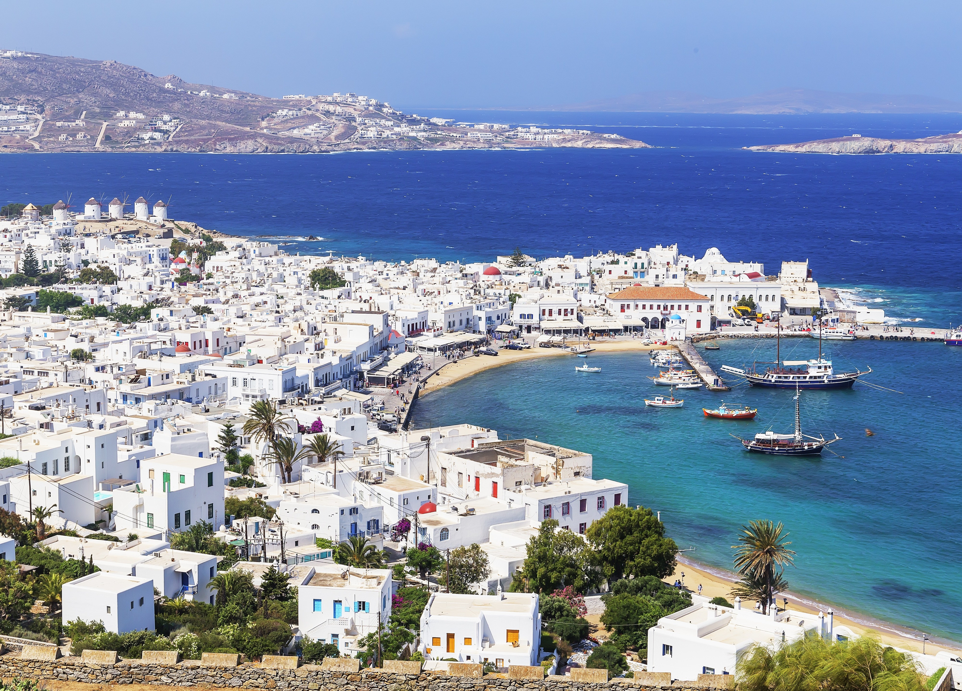 Feiern, Partys, religiöse Feierlichkeiten und Wochenmärkte werden auf Mykonos verboten.