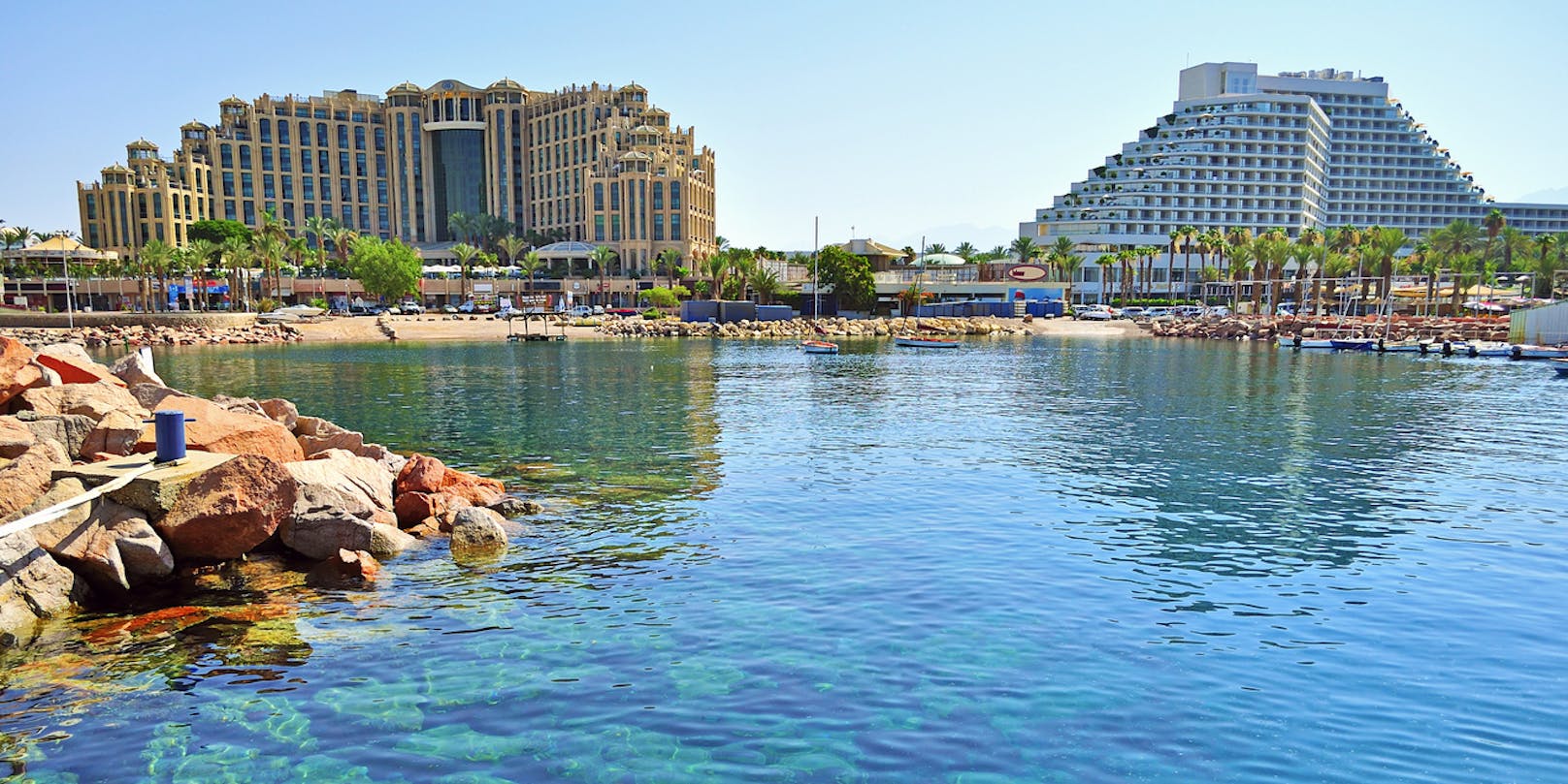 Die großen Hotelkomplexe am Strand von Eilat.