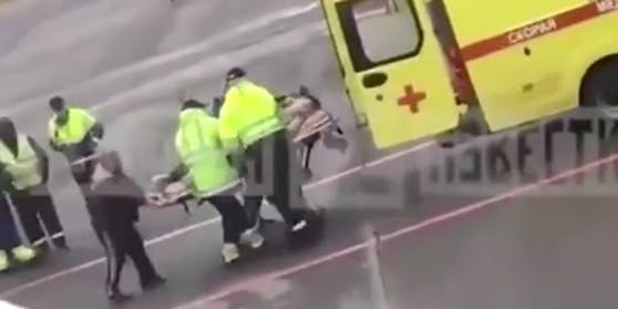 Nawalny wird in den Krankenwagen gebracht.
