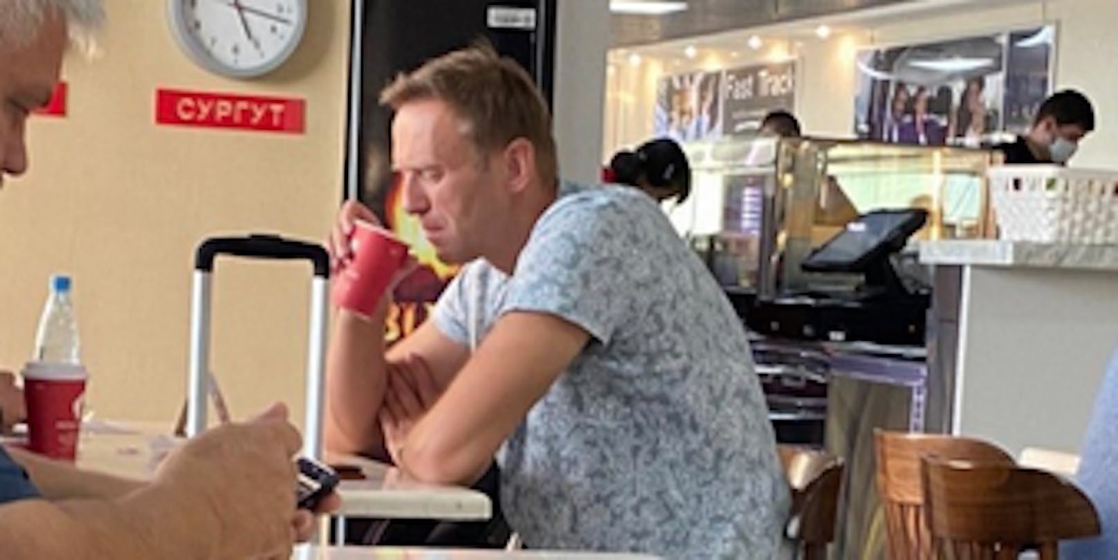 Das Bild zeigt Alexej  Nawalny beim Teetrinken im "Wiener Kaffeehaus".