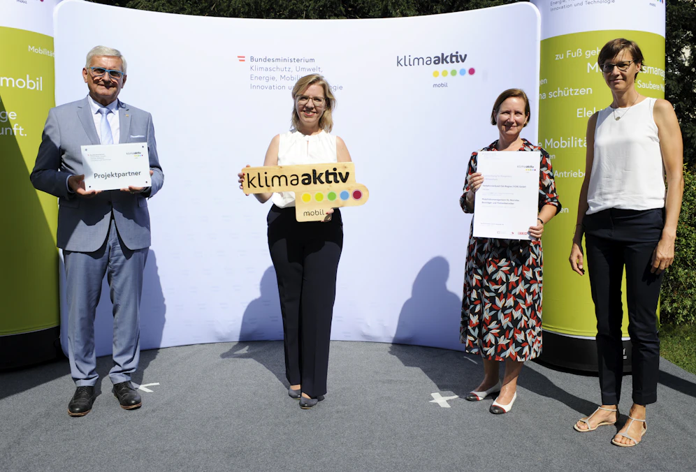 Klimaschutzministerin Leonore Gewessler mit Vertretern des VOR. Der Verkehrsverbund Ost-Region spart mit E-Bussen CO2 ein.