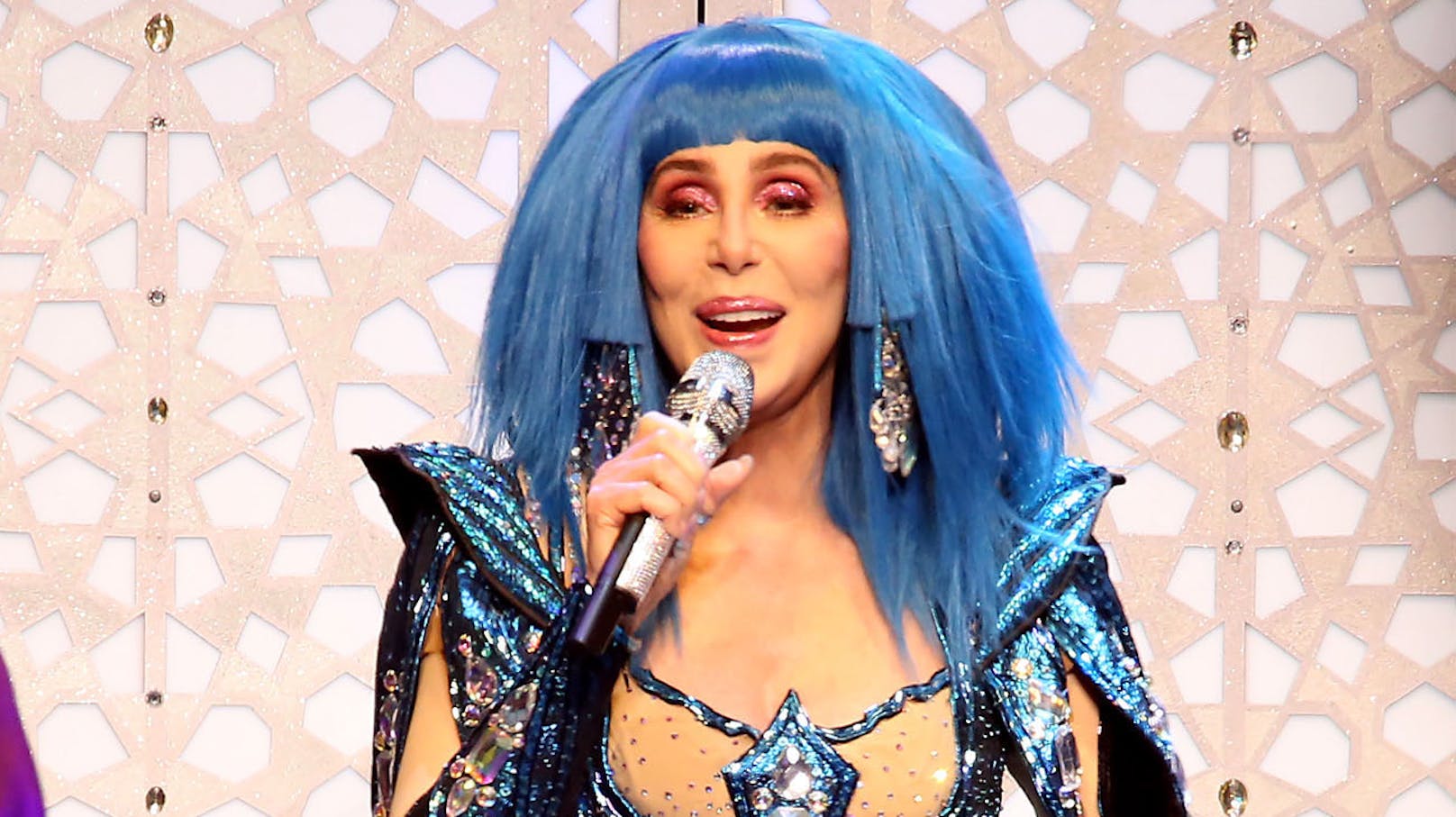 Laut <strong>Cher </strong>wird Donald Trump nach seiner Amtszeit hinter Gitter landen. "Dann werde ich tanzen", ist sie sich schon jetzt sicher.