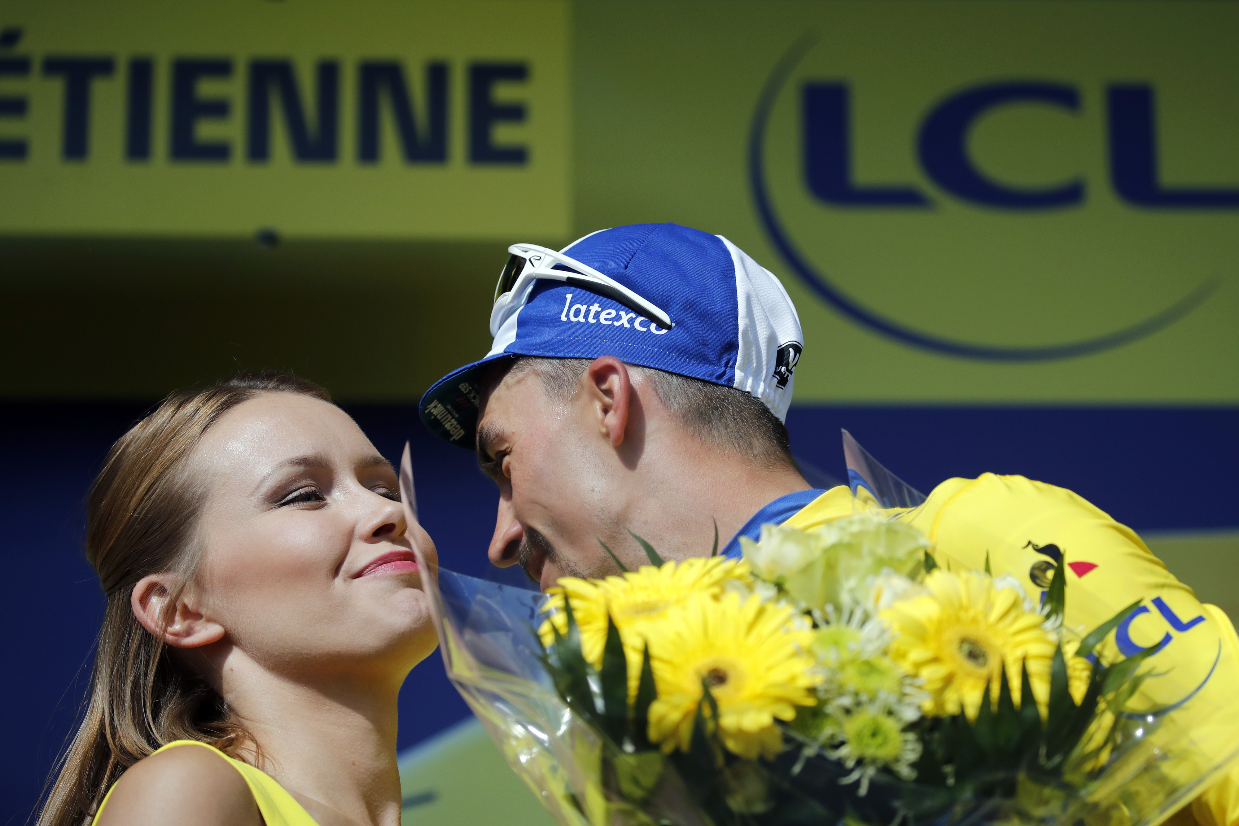 Das Gelbe Trikot, Blumen und ein Bussi der Hostesse - die Tour de France bricht mit einer Tradition bei der Siegerehrung.