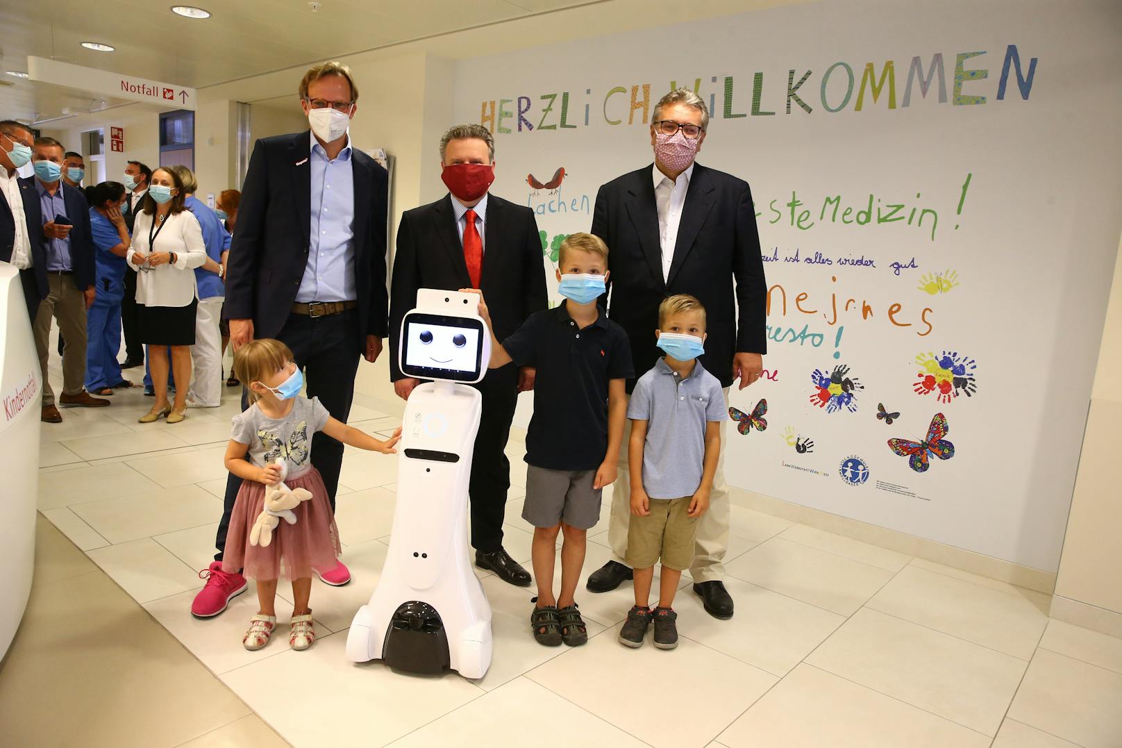 Die Roboter wurden am Donnerstag im Beisein von Andreas Bierwirth (CEO Magenta Telekom), Bürgermeister Michael Ludwig und Gesundheits-Stadtrat Peter Hacker (v.l.) übergeben.
