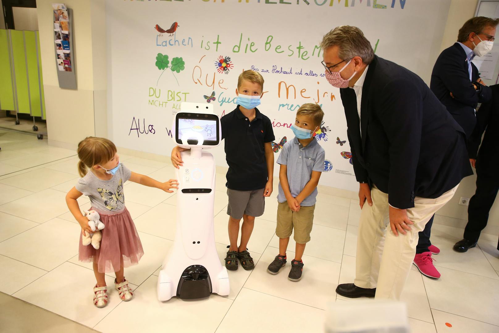 Die Roboter namens "Amy" können Fieber messen und die Kinder unterhalten.