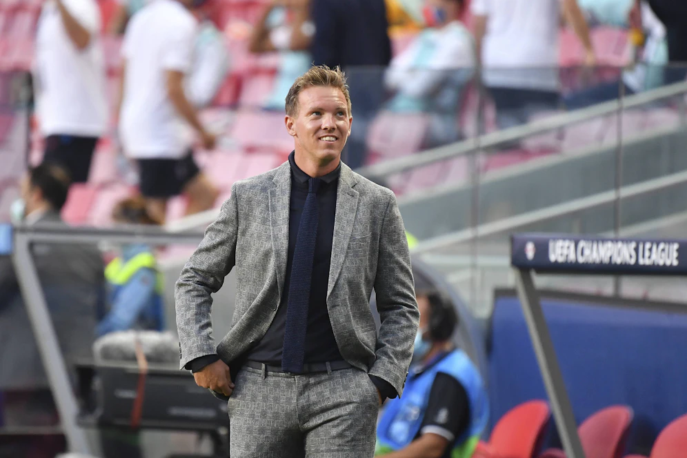 Julian Nagelsmann erklärt seinen Halbfinal-Anzug. 