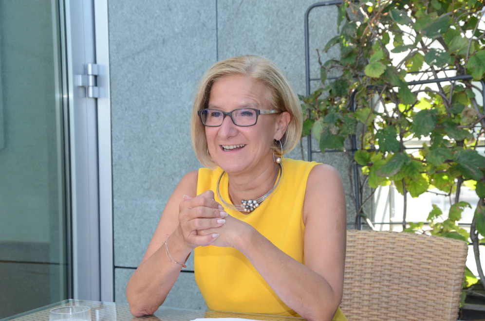 Mikl-Leitner auf der Terrasse ihres Büros in St. Pölten