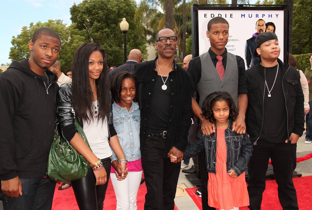 <strong>Eddie Murphy</strong> (Mitte) hat insgesamt zehn Kinder von fünf verschiedenen Frauen. So viele, dass es schwer ist, sie alle gemeinsam auf ein Foto zu bringen.