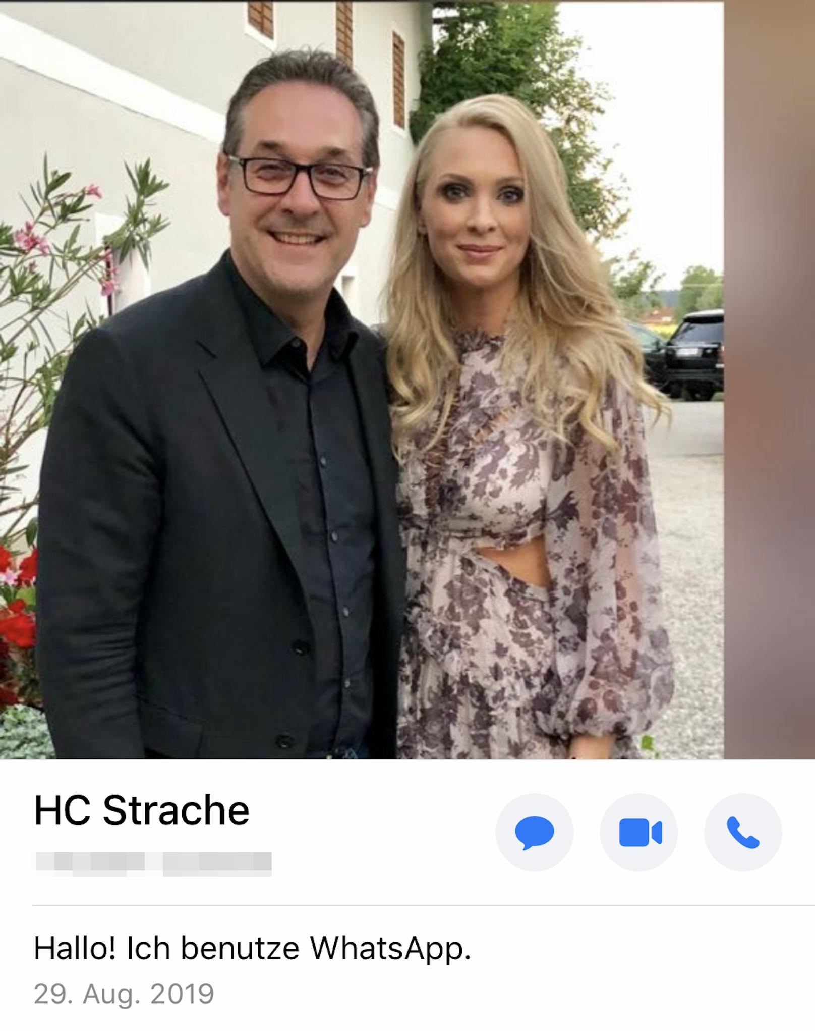 Das Whatsapp-Bild von HC Strache zeigt das Politiker-Paar selig vereint.