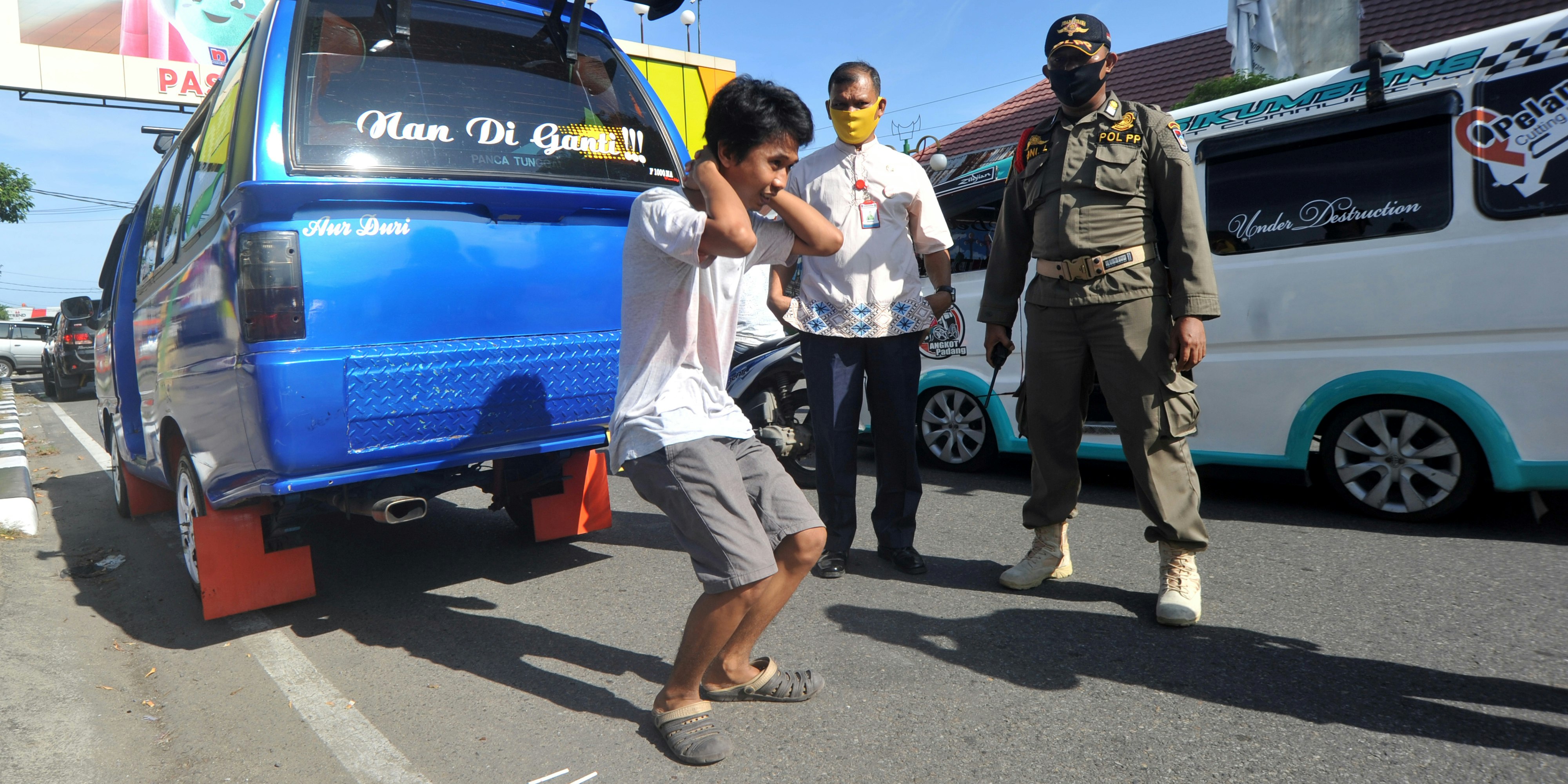 Leibesübungen als Strafe für das Nicht-Tragen einer Schutzmaske in Indonesien. (15. Mai 2020)