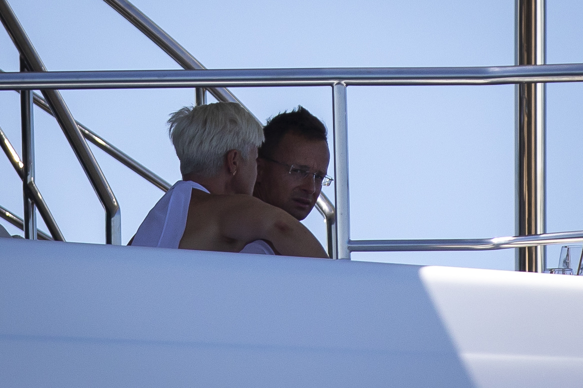 Szijjártó mit Familie auf der Luxus-Yacht 