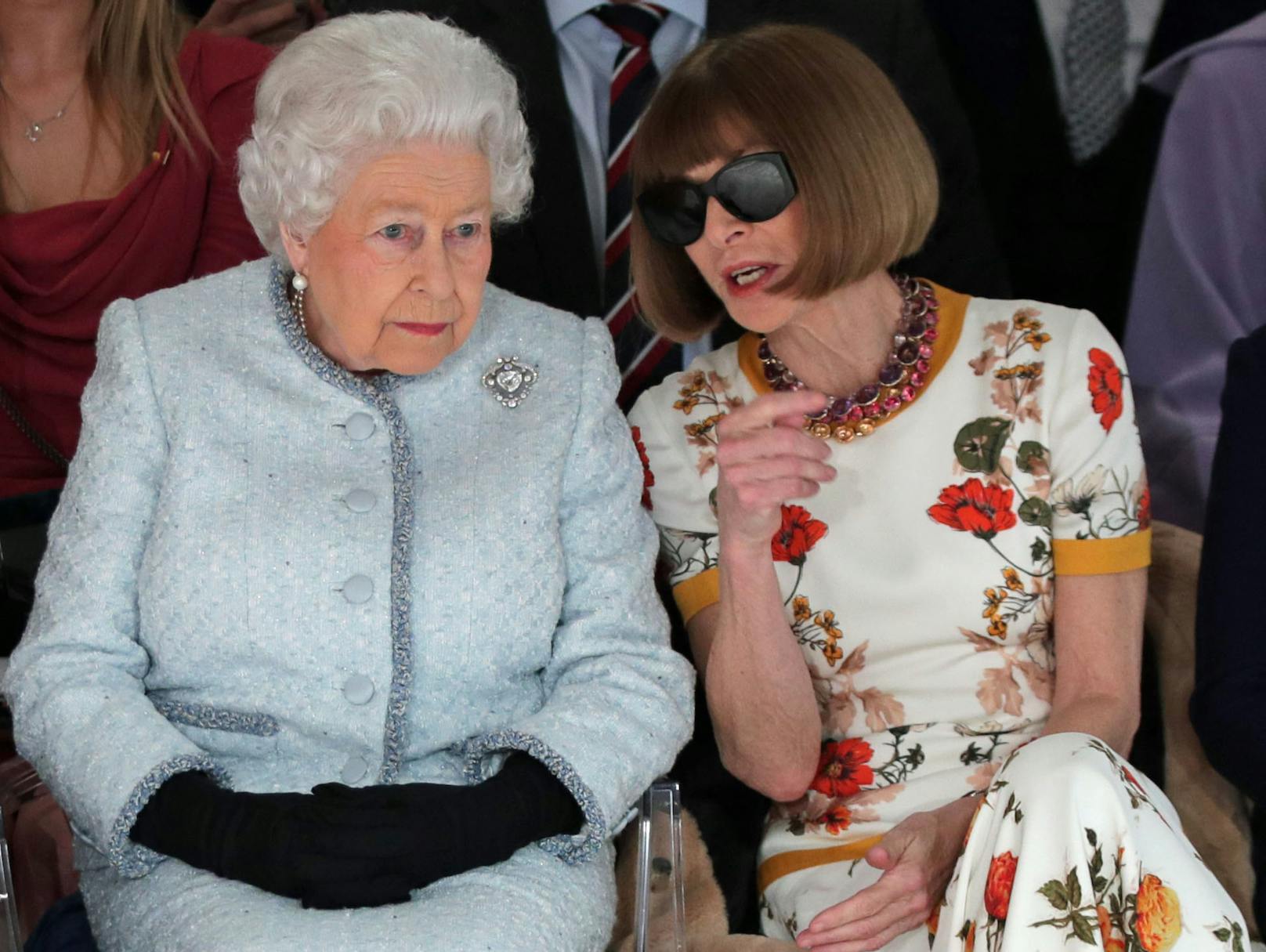 Obwohl sie sich mit der ebenso modebwussten Queen angeregt über die gezeigten Kollektionen unterhielt, behielt sie die ganze Zeit über ihre dunkle Sonnenbrille auf.