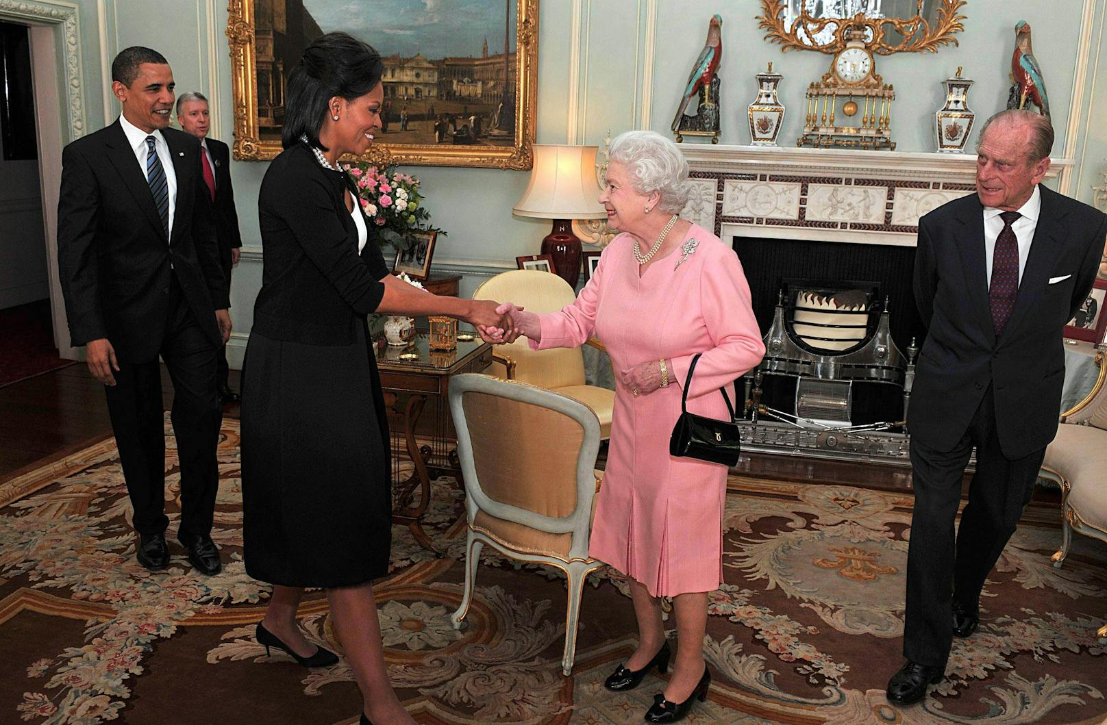 <strong>Michelle Obama</strong> freute sich 2009 anscheinend so sehr über ihren Besuch im Buckingham Palace, dass sie <strong>Queen Elizabeth II.</strong> bei der Begrüßung an sich zog und umarmte. So viel Herzlichkeit ist normalerweise am steifen britischen Königshof nicht erwünscht.