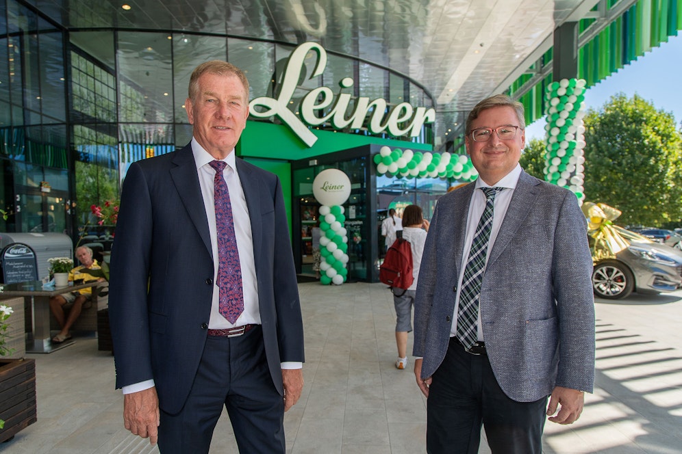 Leiner CEO-Reinhold Gütebier und Leiner-Salzburg Geschäftsleiter Werner Wurnig freuen sich über die Neueröffnung.