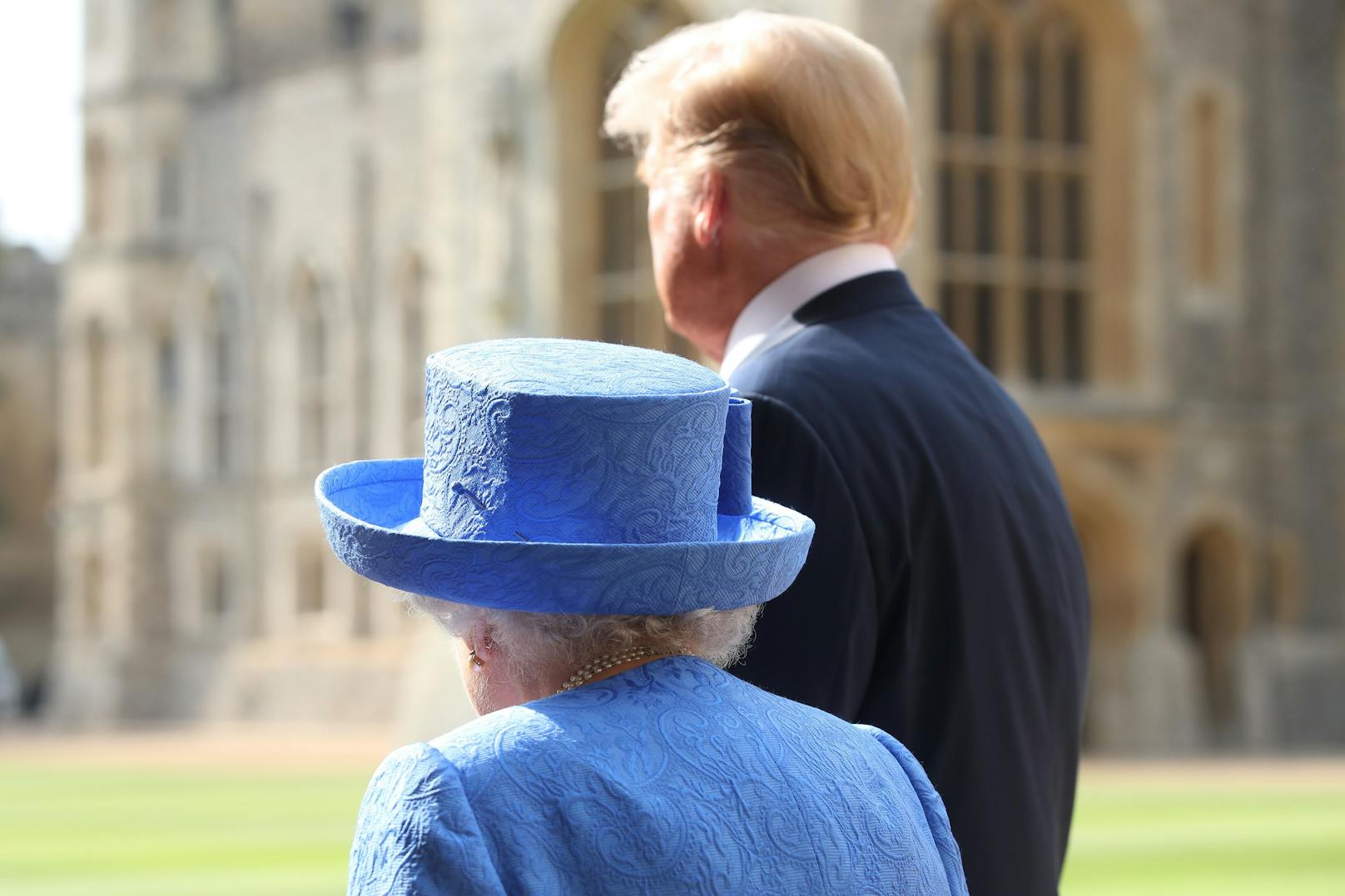 Der König der Fettnäpfchen trifft die Königin der Briten. Was sich US-Präsident <strong>Donald Trump</strong> bei seinem Besuch bei <strong>Queen Elizabeth II.</strong> geleistet hat, sehen wir uns gleich an. Davor gibt's ein bisschen Hollywood-Glamour ...&nbsp;