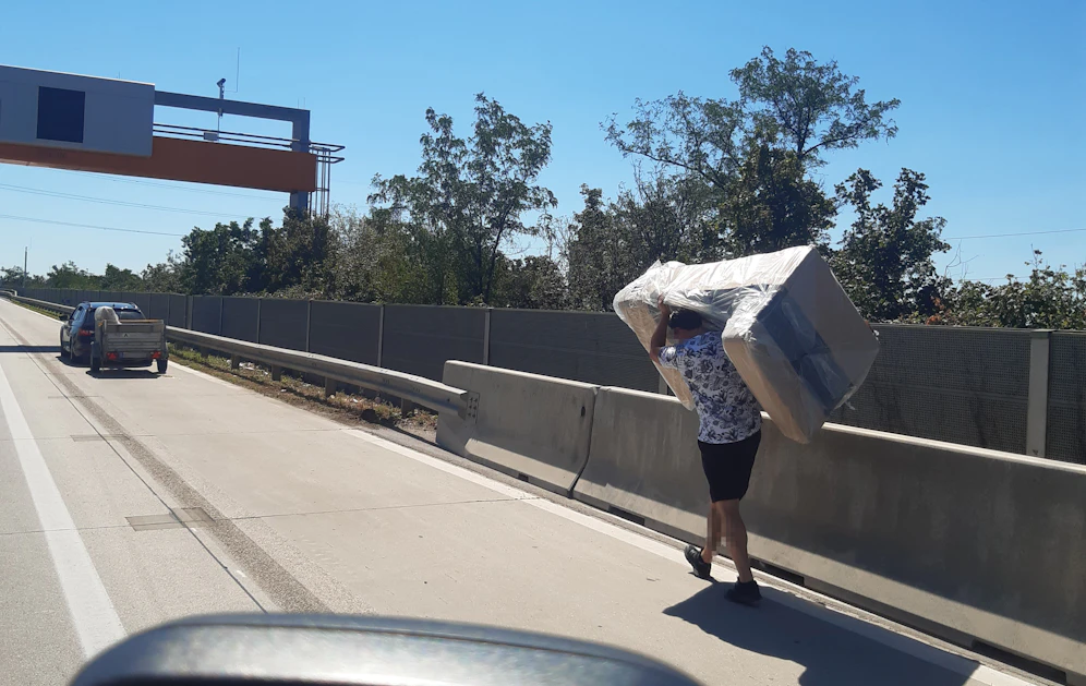 Ein gefährlicher Spaziergang auf der Autobahn.
