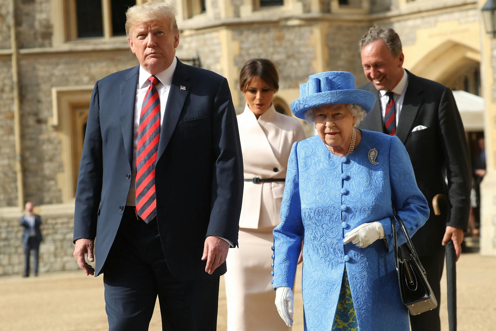 Die größten Fauxpas bei Hofe leistete sich aber immer noch US-Präsident <strong>Donald Trump</strong> (li.). Nicht nur, dass er <strong>Queen Elizabeth II.</strong> bei seinem Besuch über zehn Minuten lang in der prallen Sonne warten ließ, beim anschließenden Spaziergang nahm er der Monarchin den Vortritt und ließ sie öfters ein paar Schritte hinter sich.&nbsp;