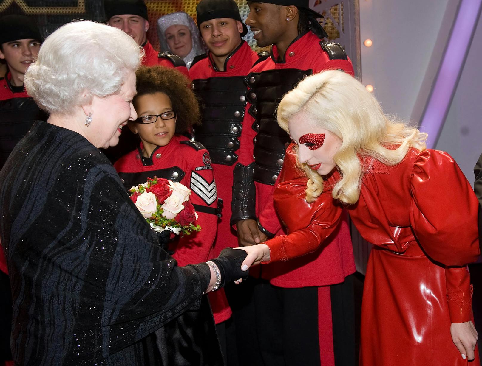 Wenig dezent ging es auch beim Treffen von <strong>Queen Elizabeth II.</strong> und <strong>Lady Gaga</strong> zu. Anstatt bei ihrem Outfit auf zurückhaltende Farben zu achten, präsentierte sich die Pop-Ikone der britischen Monarchin in Knallrot.