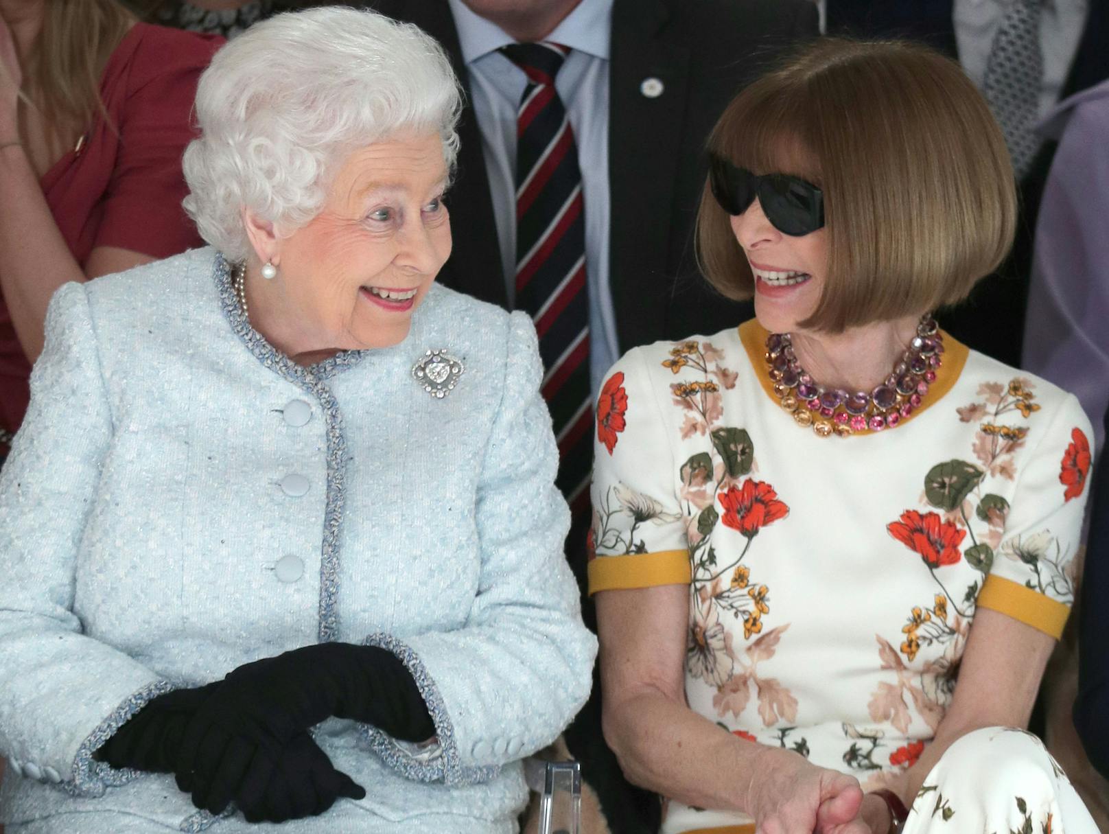 <strong>Queen Elizabeth II. </strong>schien es aber nicht allzu sehr zu stören. Ganz offensichtlich hat sie sich bei der Modeschau mit der bebrillten Expertin prächtig amüsiert.&nbsp;