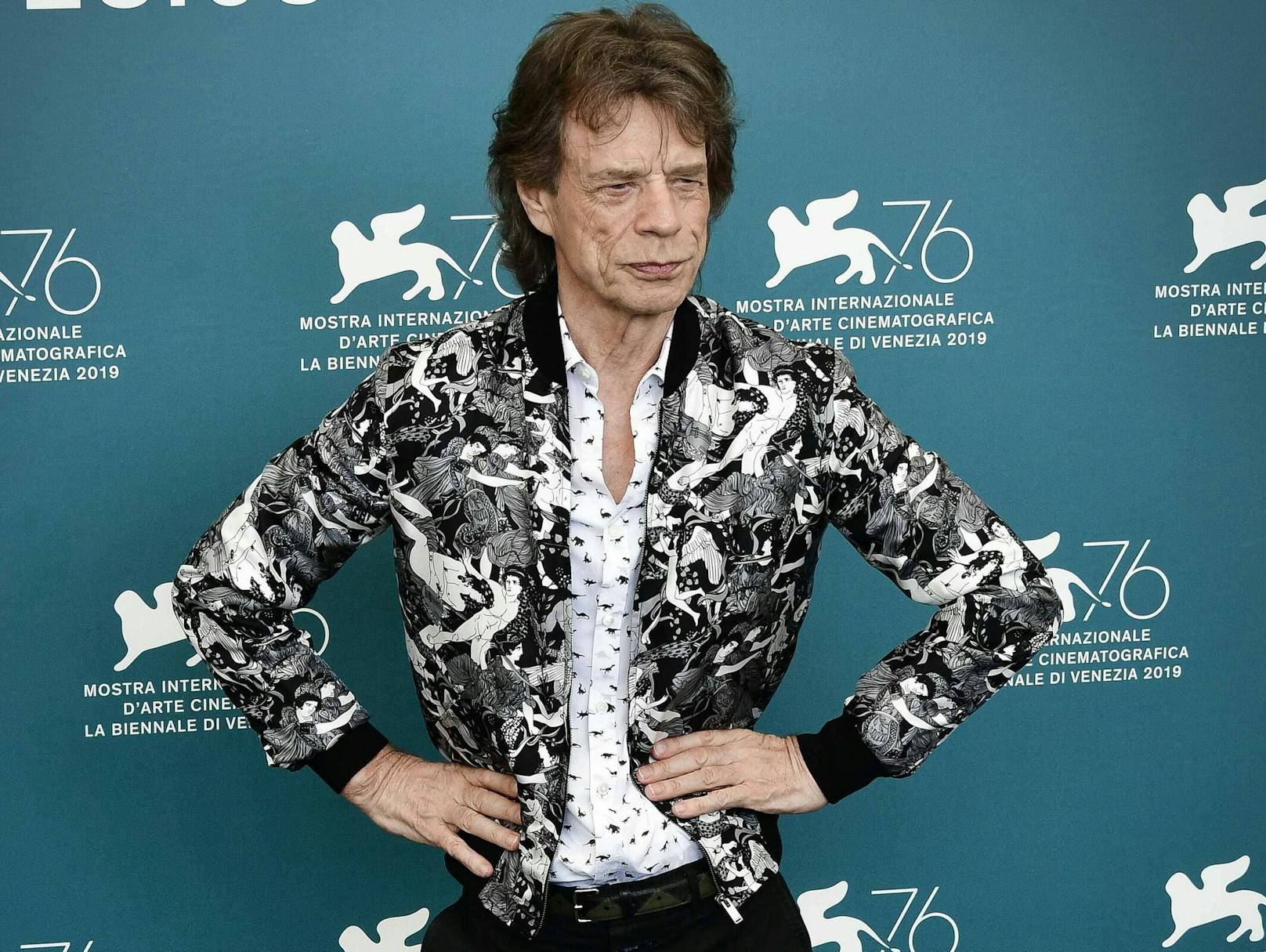 Die Fruchtbarkeit von Rolling-Stones-Frontman <strong>Mick Jagger</strong> ist ebenso legendär wie seine Musik. Der Rock-'n'-Roll-Star hat ebenfalls insgesamt acht Kinder. Sein jüngster Sproß kam 2016 auf die Welt. Da war der stolze Papa immerhin schon 74 Jahre!