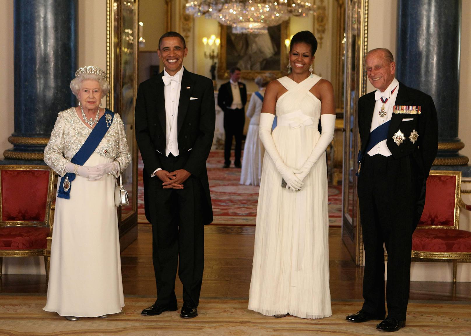 Der ehemalige US-Präsident <strong>Barack Obama</strong> (2.v.li.) und seine Frau <strong>Michelle</strong> (2.v.re.) waren einige Male gern gesehene Gäste von <strong>Queen Elizabeth II.</strong> (li.) und <strong>Prinz Philip</strong> (re.). Da machte es auch nichts, dass sich die Präsidentengattin einen einmaligen Patzer leistete.