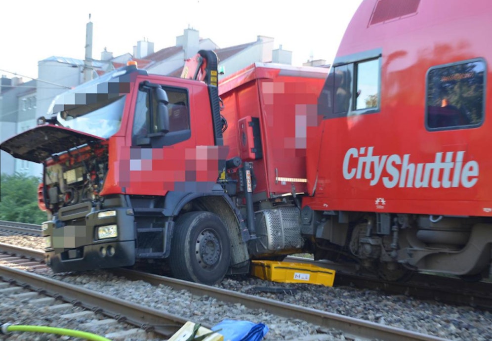 Ein Lkw ist von einem Zug gerammt worden.