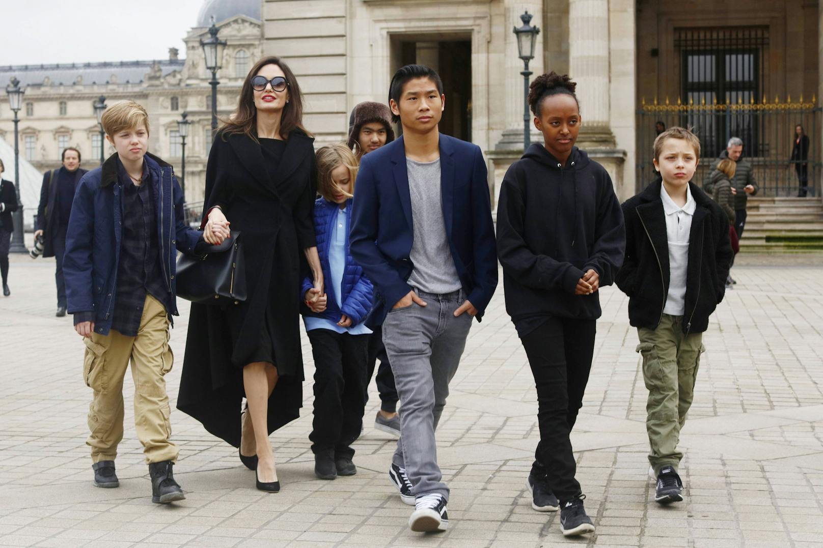 <strong>Angelina Jolie</strong> will mit ihren Kindern ins Ausland ziehen. Ihr ältester Sohn Maddox (4. vl.li.) darf selbst entscheiden, wo er leben möchte.