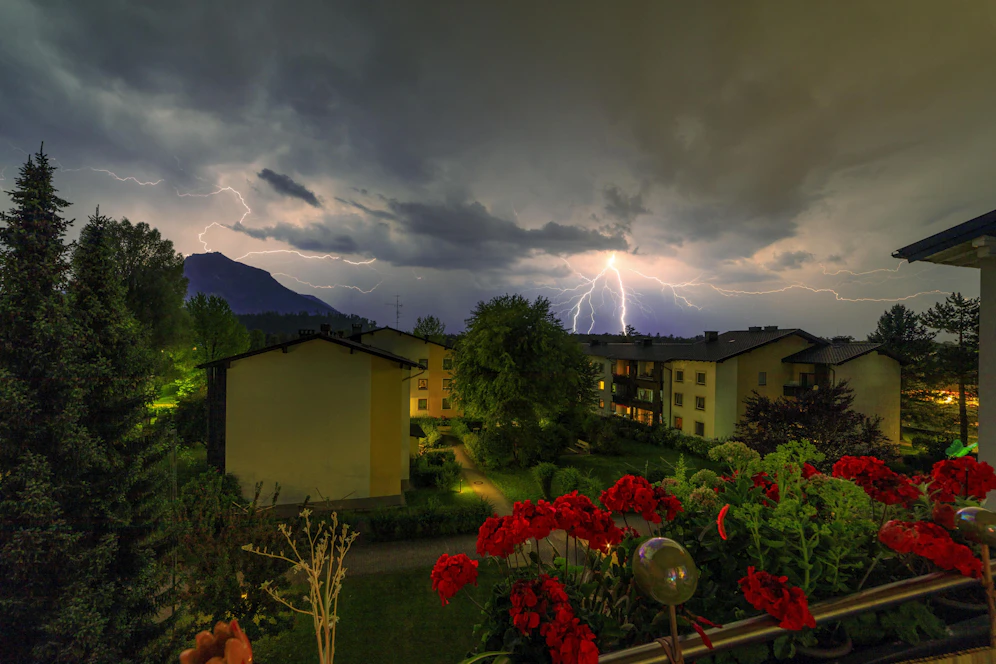 Gewitter über der Stadt Salzburg: Am Samstag beenden Unwetter die Hitze.