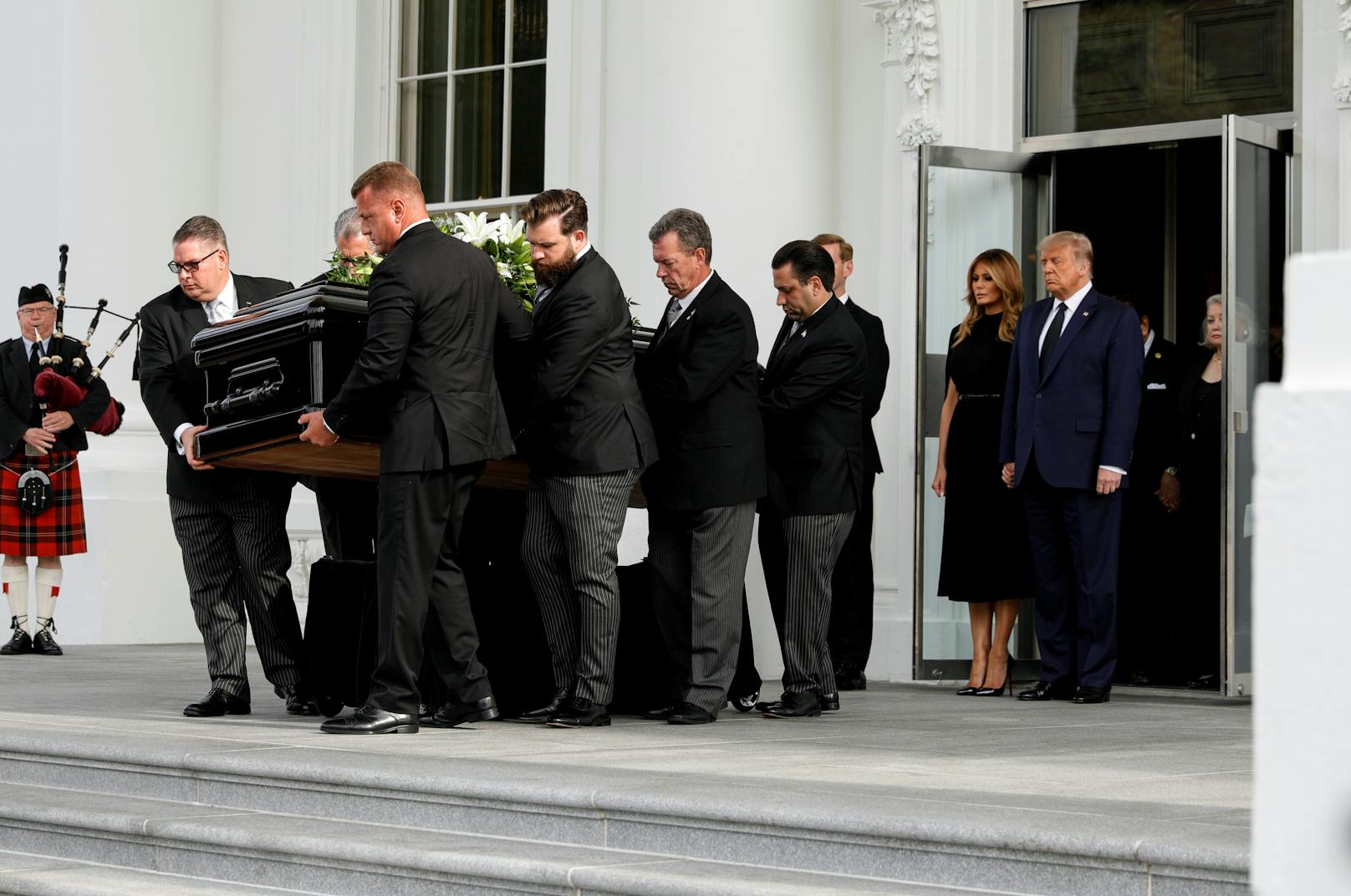 Im Weißen Haus haben die Trumps in einer privaten Trauerfeier dem Verstorbenen Lebewohl gesagt.