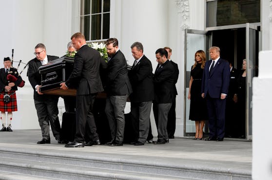 Im Weißen Haus haben die Trumps in einer privaten Trauerfeier dem Verstorbenen Lebewohl gesagt.