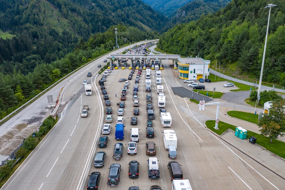 Stau vor dem Karawankentunnel: Stundenlnage Wartezeiten sind einzurechnen.