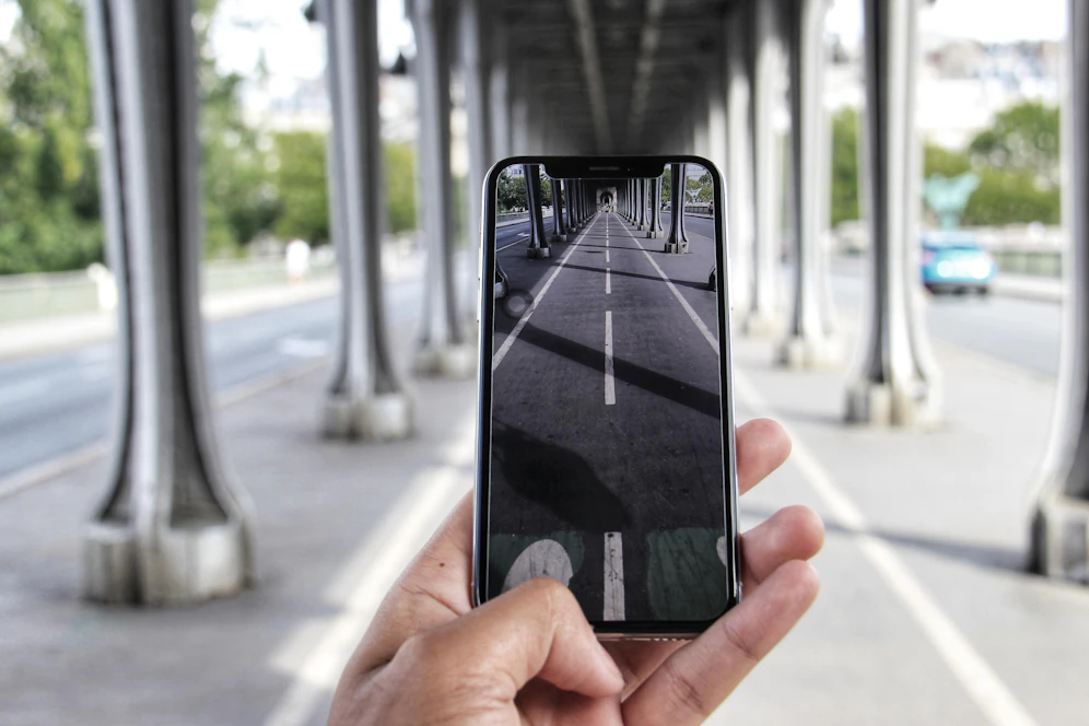 Statt in ein Röhrchen zu blasen, könnte es aber bald eine neue Art geben, wie man bestimmen kann, ob man bereits zu viele Promille intus hat. Das Handy könnte hier helfen.