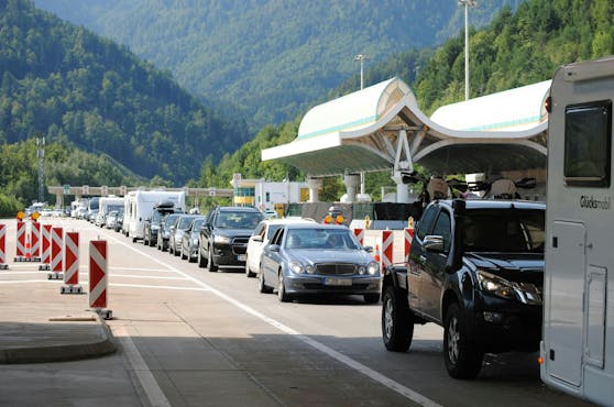 Stau vor dem Karawankentunnel: Stundenlnage Wartezeiten sind einzurechnen.