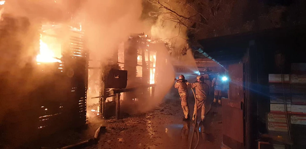 Reitstall im Flammen: Feuerwehrleute im Einsatz
